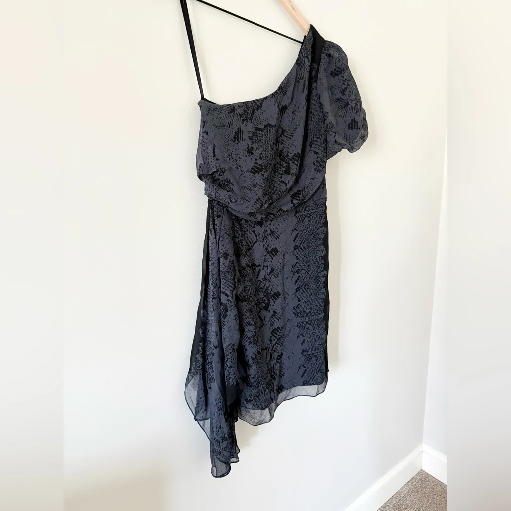 Juicy Couture Silk One Shoulder Dress in Black & Gray Snake Print - size 6 - Image 3