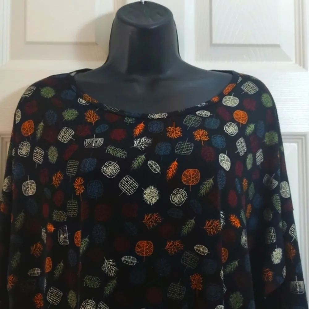 LuLaRoe IRMA Black Printed Top Size M EUC/NC #7088 - Image 3