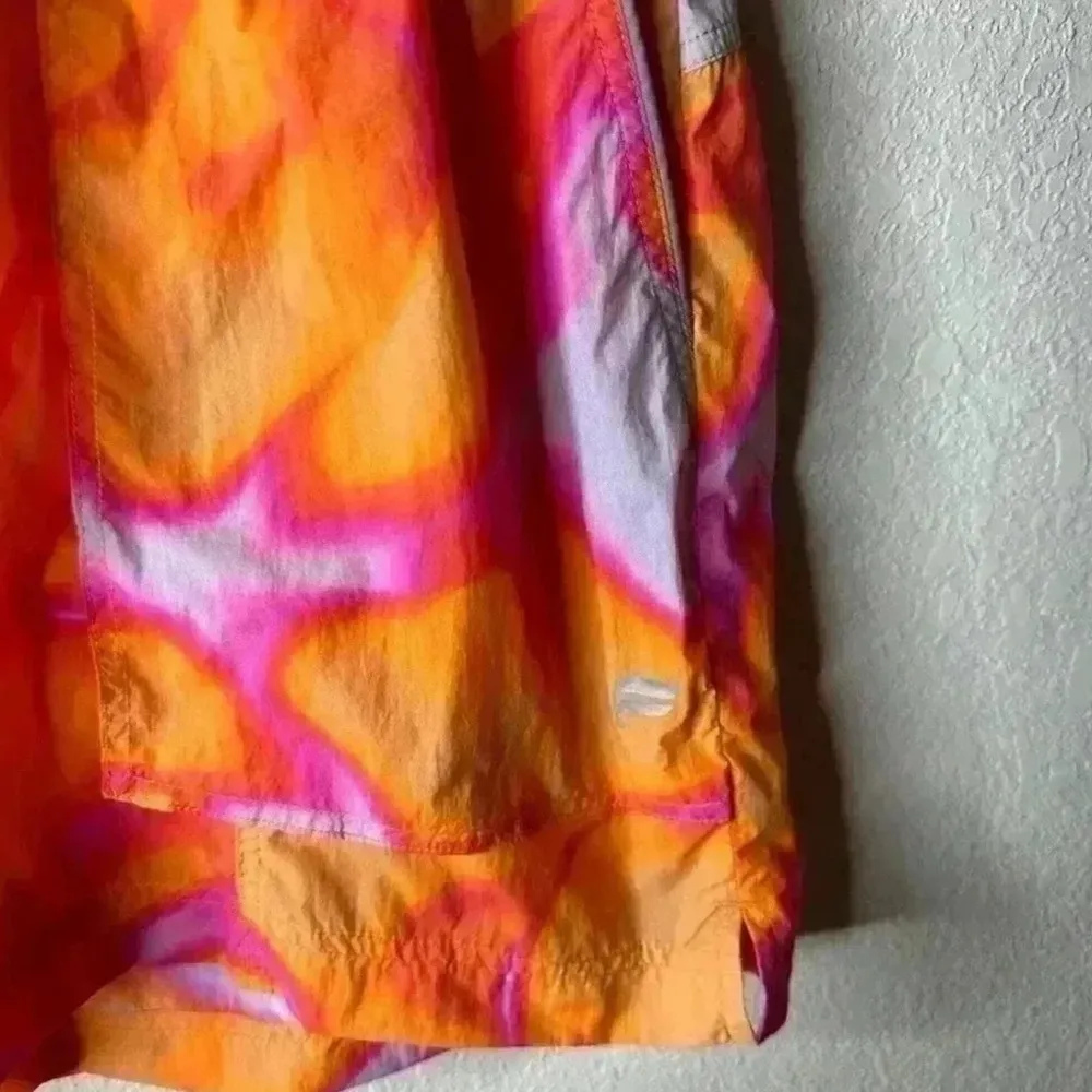 Fabletics High-Waisted Piped Nylon Short orange/pink size Medium - Image 4