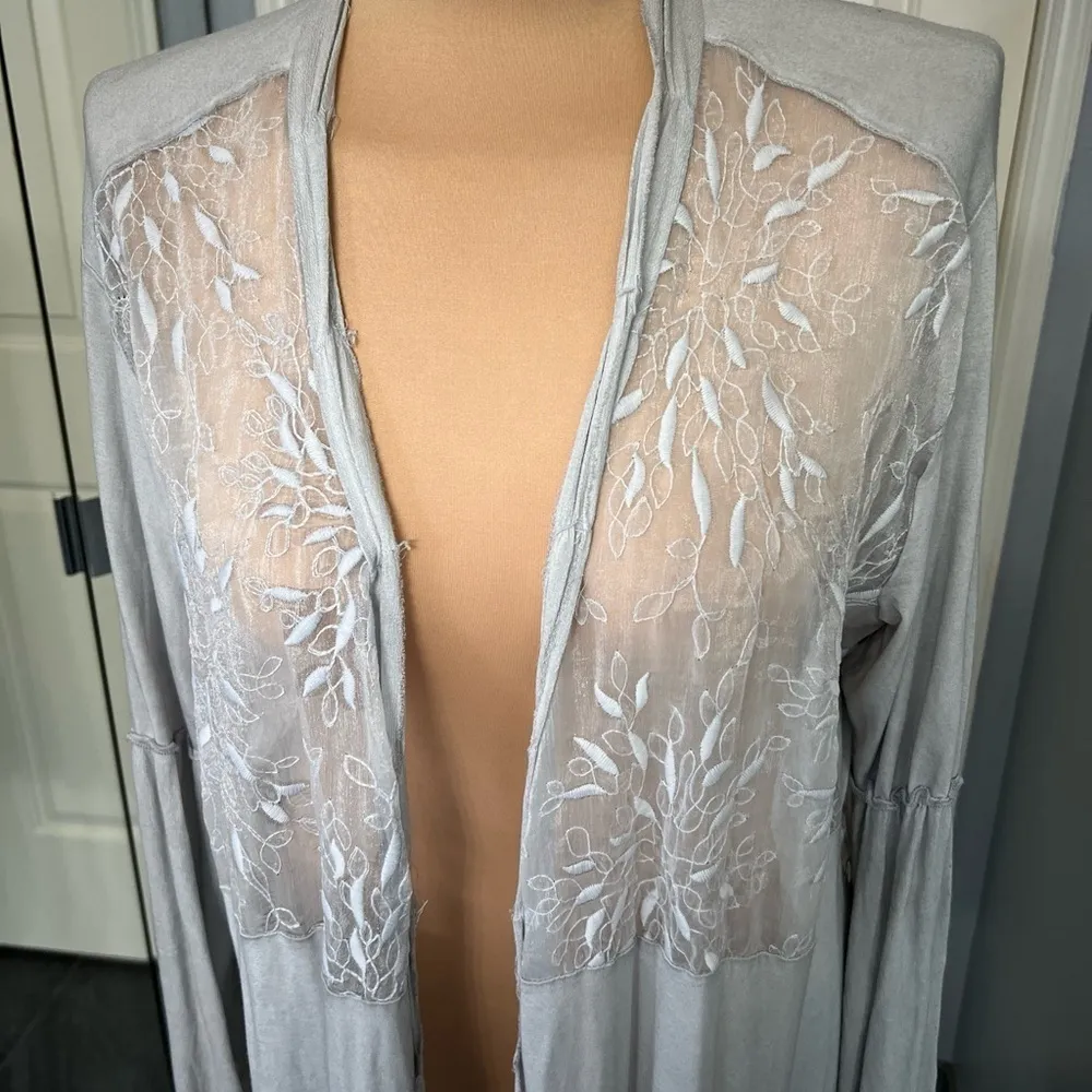 POL‎ Grey Lace Accent Lightweight Cardigan - Image 2