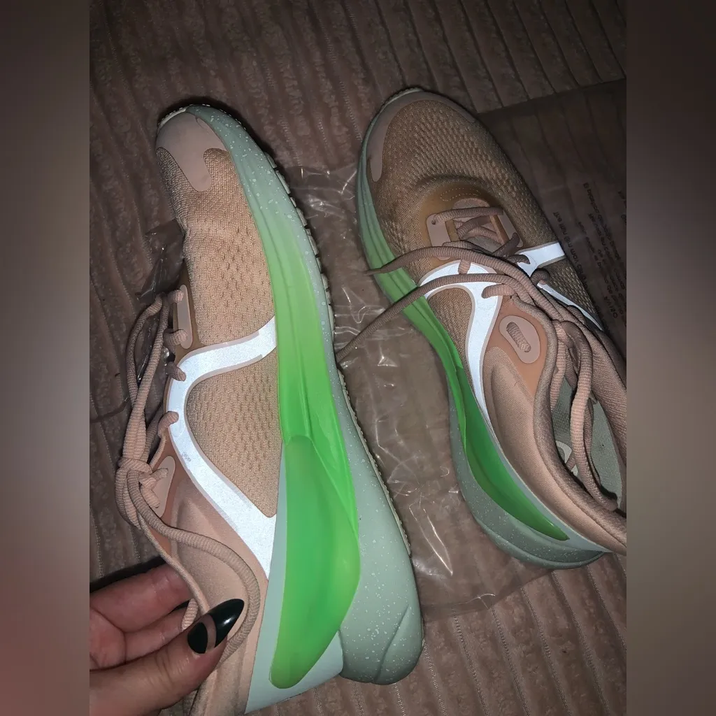 Lululemon BlissFeel Women’s Running shoe scream green & beige summer activewear - Image 9