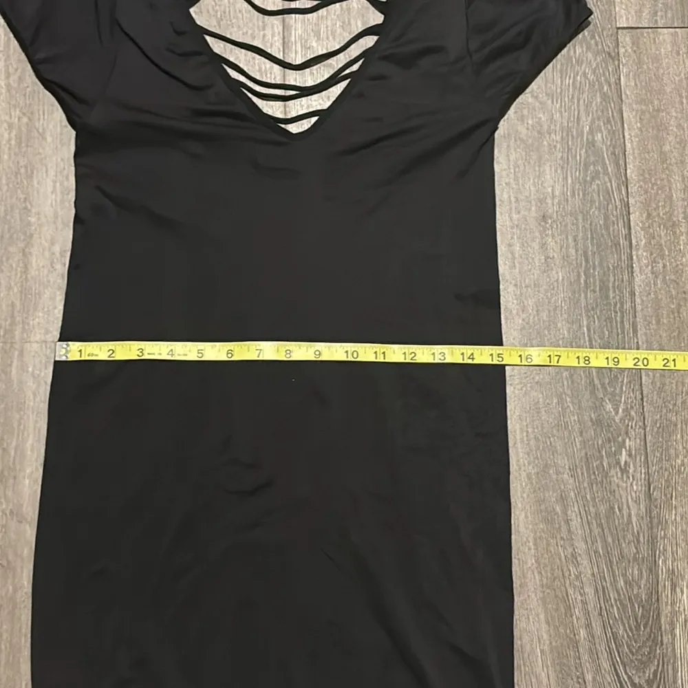 Pink Lipstick Women's Black Open Slashed Back Tee Size M - Image 5