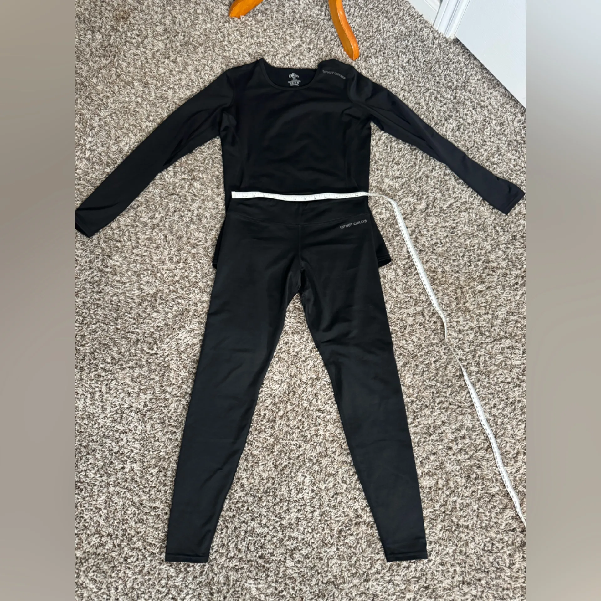 Hot Chillys Cold Weather Layers Top in Small & Bottoms in XS
Ski layers Black Size undefined - Image 2