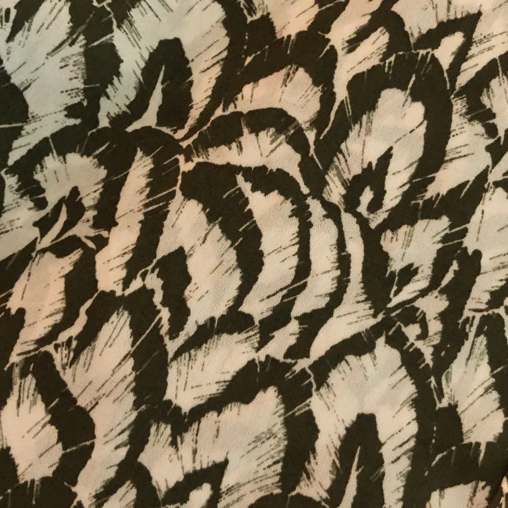 Jachs girlfriend size medium Olive army green and White Patterned Blouse - Image 3