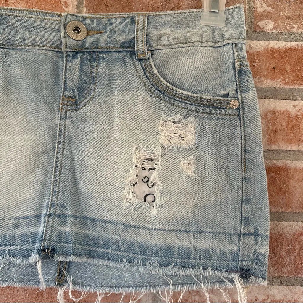 Guess Y2K Distressed Micro Mini Denim Skirt Low Rise Frayed Hem Women’s XS 00s - Image 3