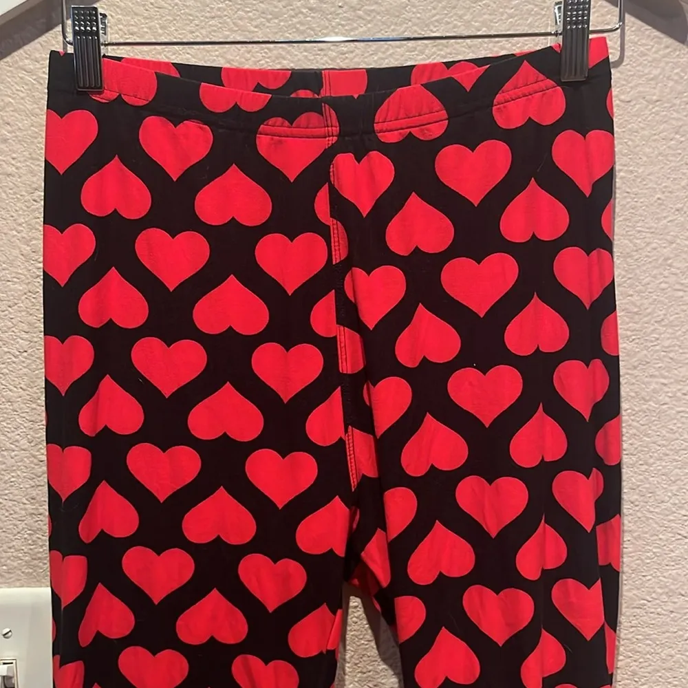 Women’s Heart cropped Leggings Black Red Valentine’s Day Size XL - Image 3