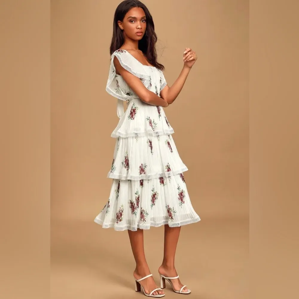 NWT Thriving Romance White Floral Print Tiered Midi Dress size M - Image 3