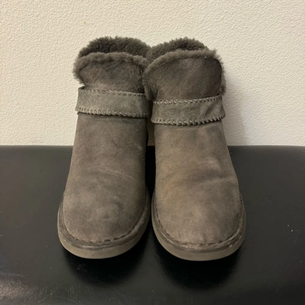 Women's McKay Winter Gray Shearling Ankle Boots. - Image 2