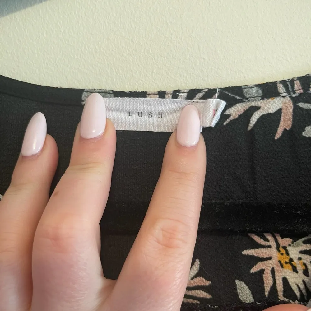 LUSH Black and White Floral Short Sleeve Dress Size Large - Image 7