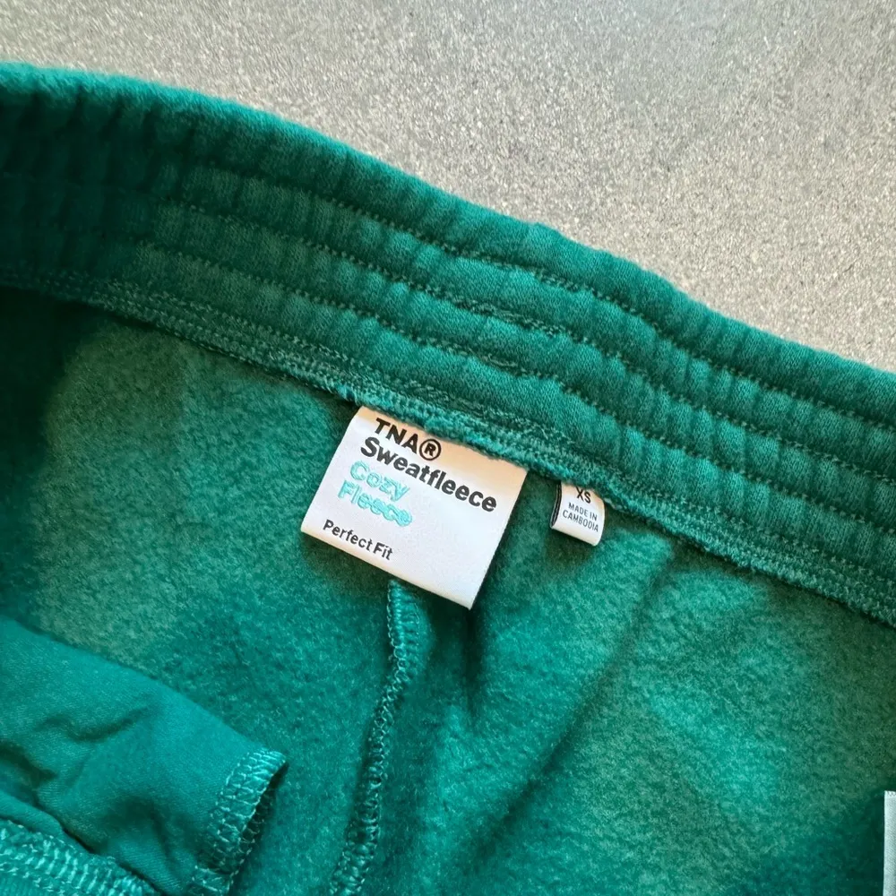 Green Sweat Fleece TNA sweats - Image 3