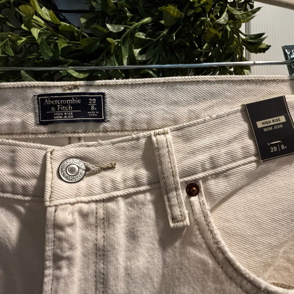 Abercrombie & Fitch NWT The Mom High Rise White Distressed Jeans Size 29/8R - Image 4