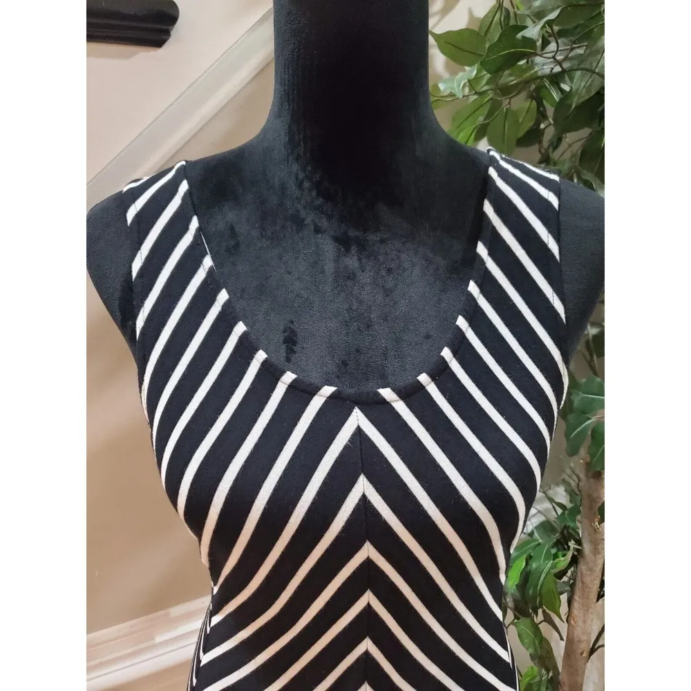Soma Women's Black & White Rayon Round Neck Sleeveless Top Blouse Size Medium - Image 4