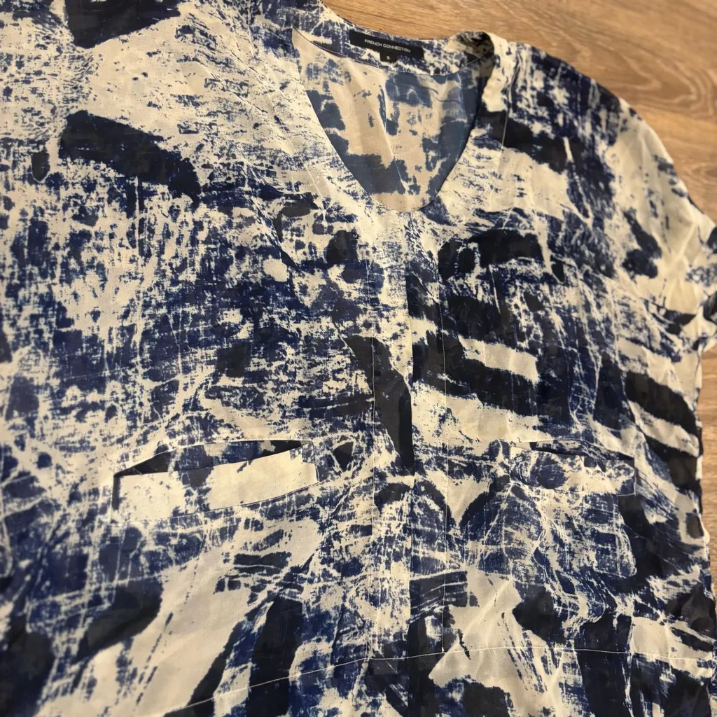 French Connection Blue Geometric Print Short Sleeve Blouse – Small Modern - Image 4