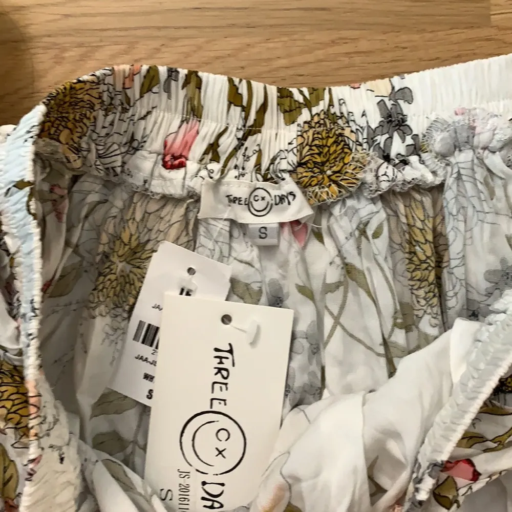 LF floral off the shoulder crop top ruffle hem - Image 7