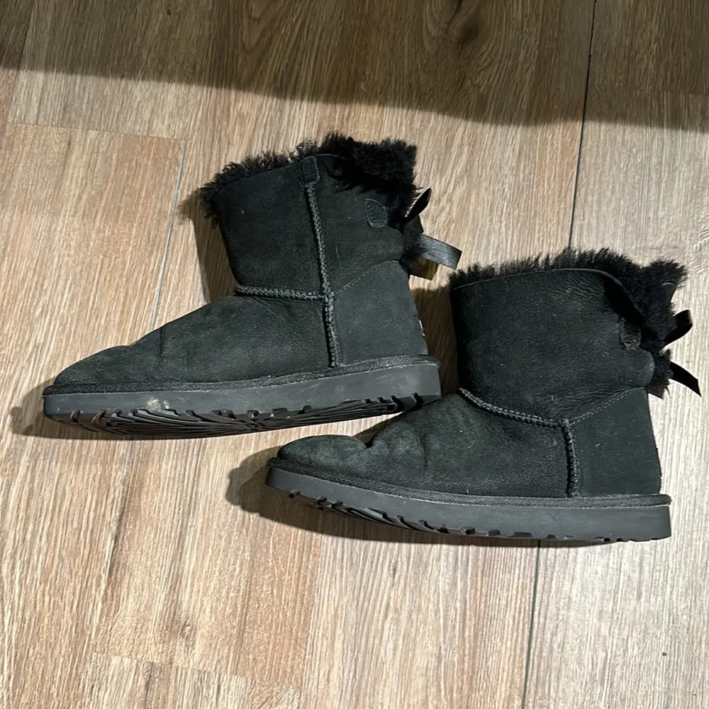 UGG CLASSIC MINI BAILEY BOW II BLACK BOOT US 7 - Image 3