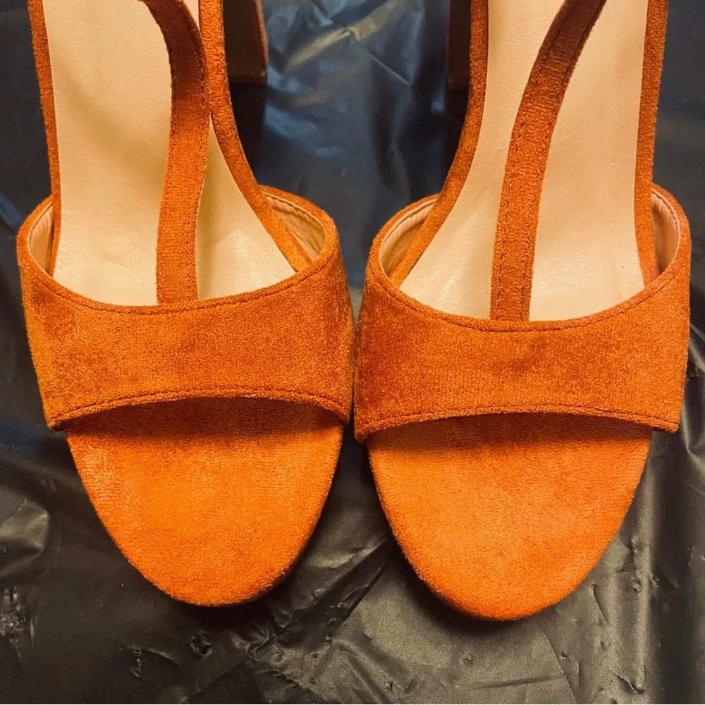 NWOB Olivia Miller Suede T-Strap Platform Sandals - Image 5