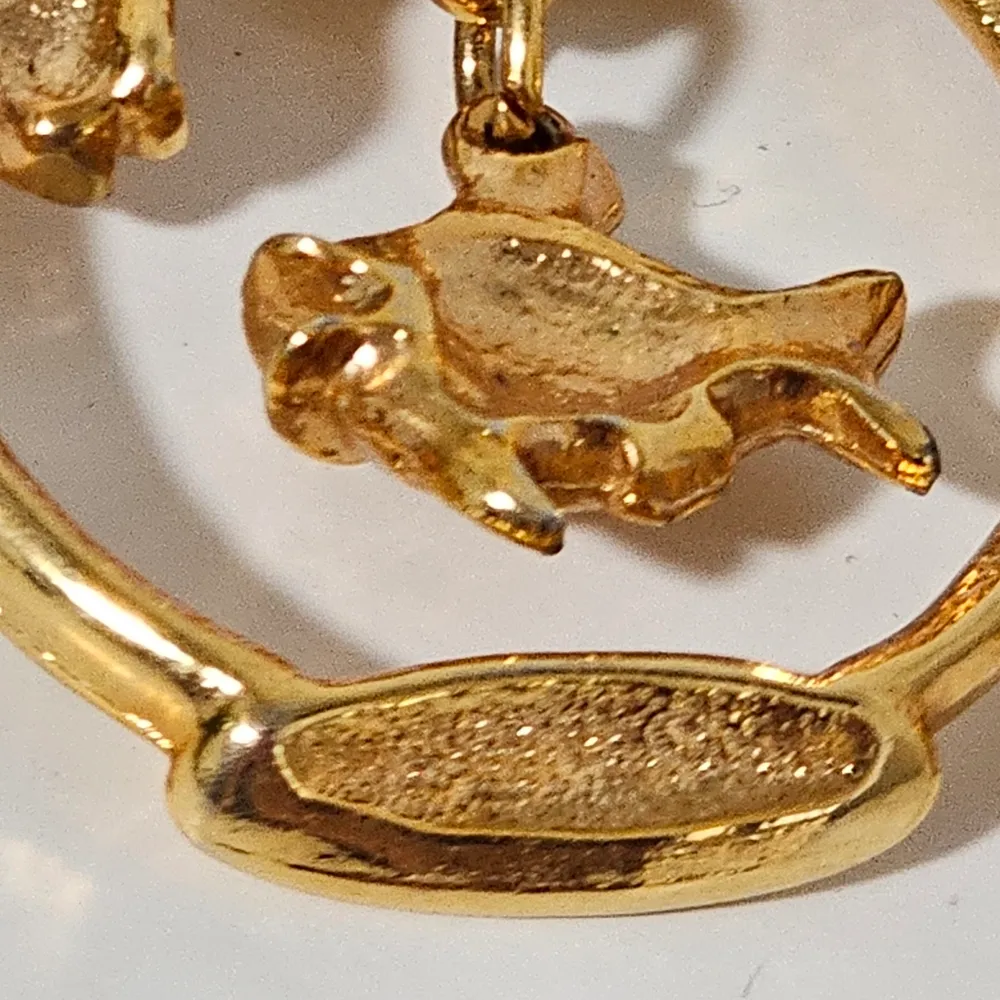 Vintage JJ Jonette 90s Goldtone Cat Playing In Fishbowl 2"x2" Brooch Gold - Image 7