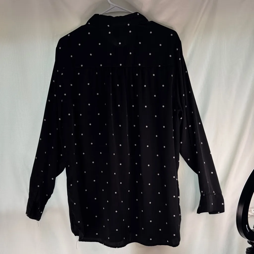 Old Navy Black and White Polka Dot Women’s Shirt - Image 6