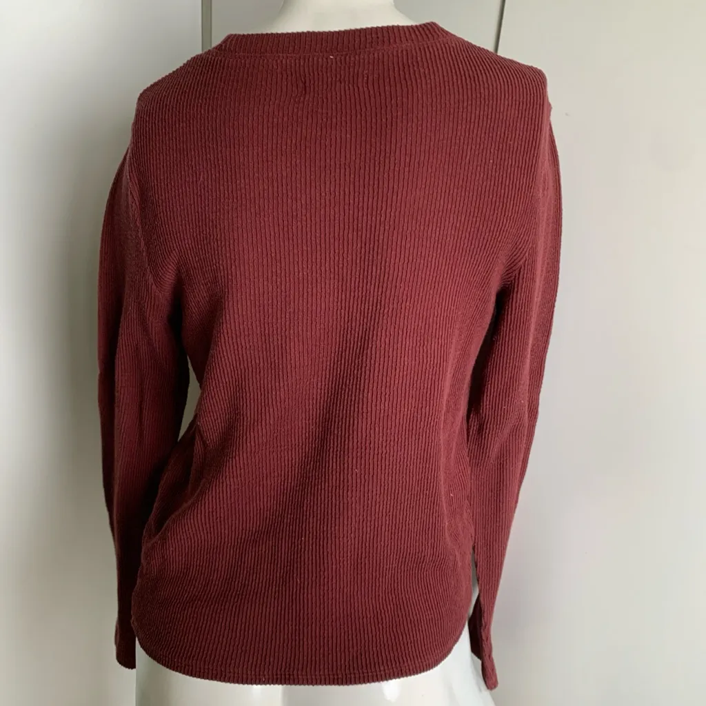 asymmetrical hem maroon ribbed long sleeve crew neck shirt - Image 4