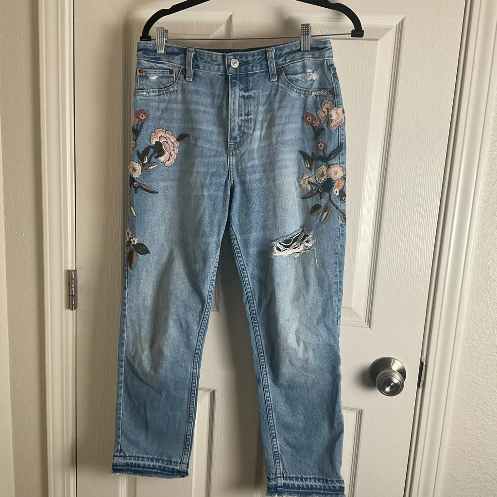 Abercrombie & Fitch Annie High Rise Embroidered Floral
Girlfriend Jeans size 27 - Image 3