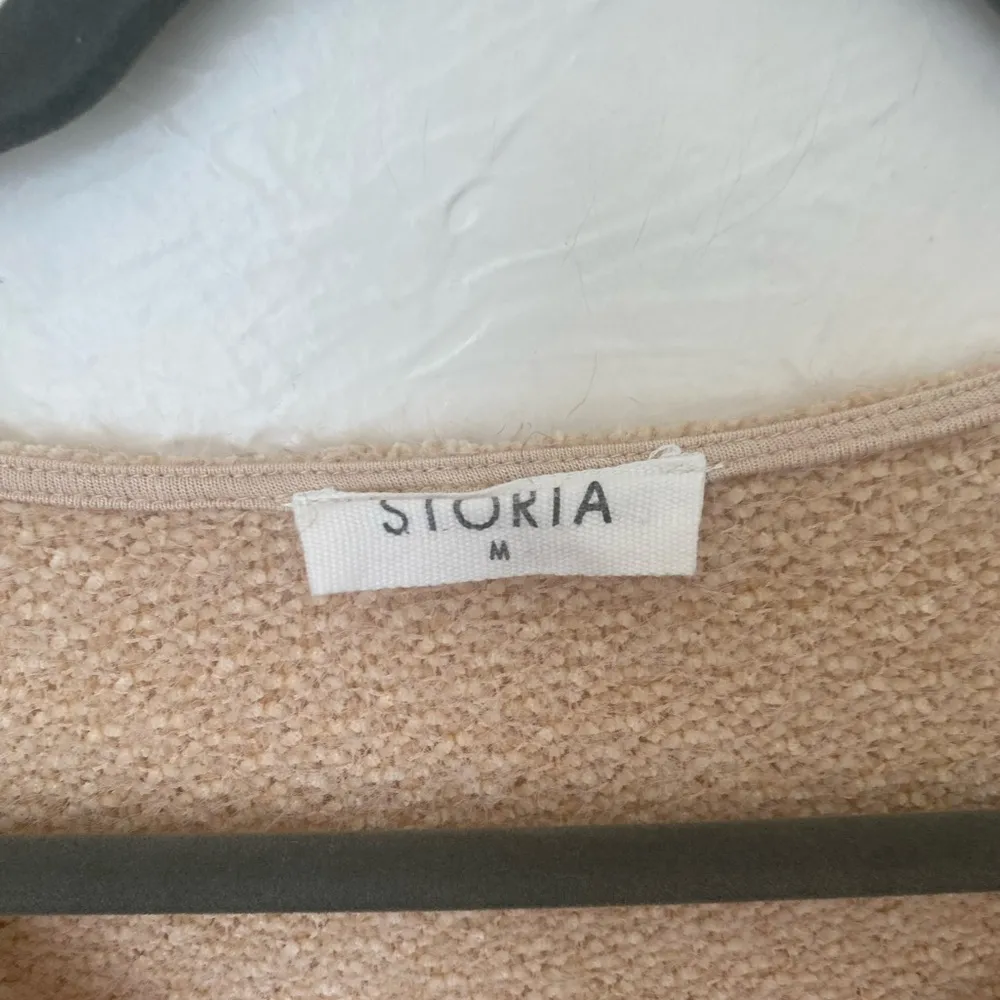 Storia v-neck cropped long sleeve sweater size M - Image 4