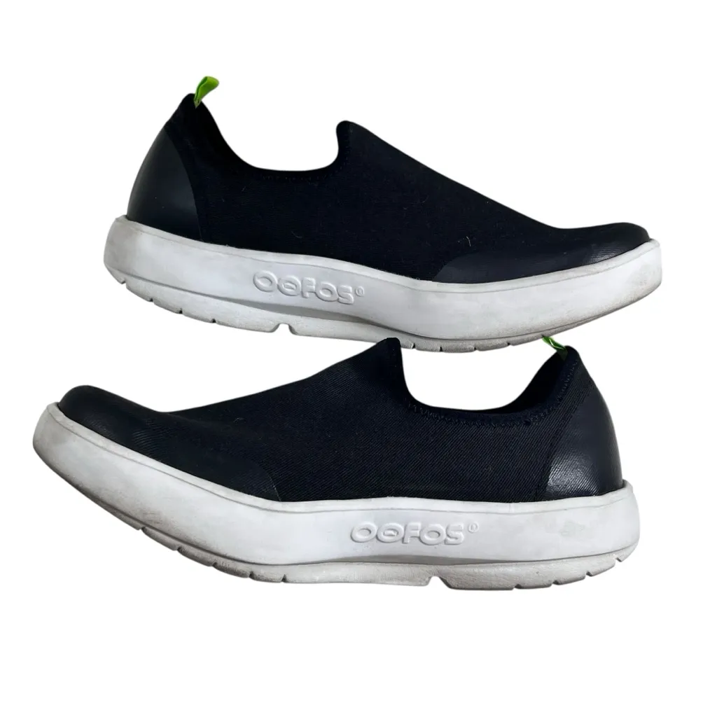 OOFOS OOmg eeZee Low Shoe in Black/White Black Size 8 - Image 5