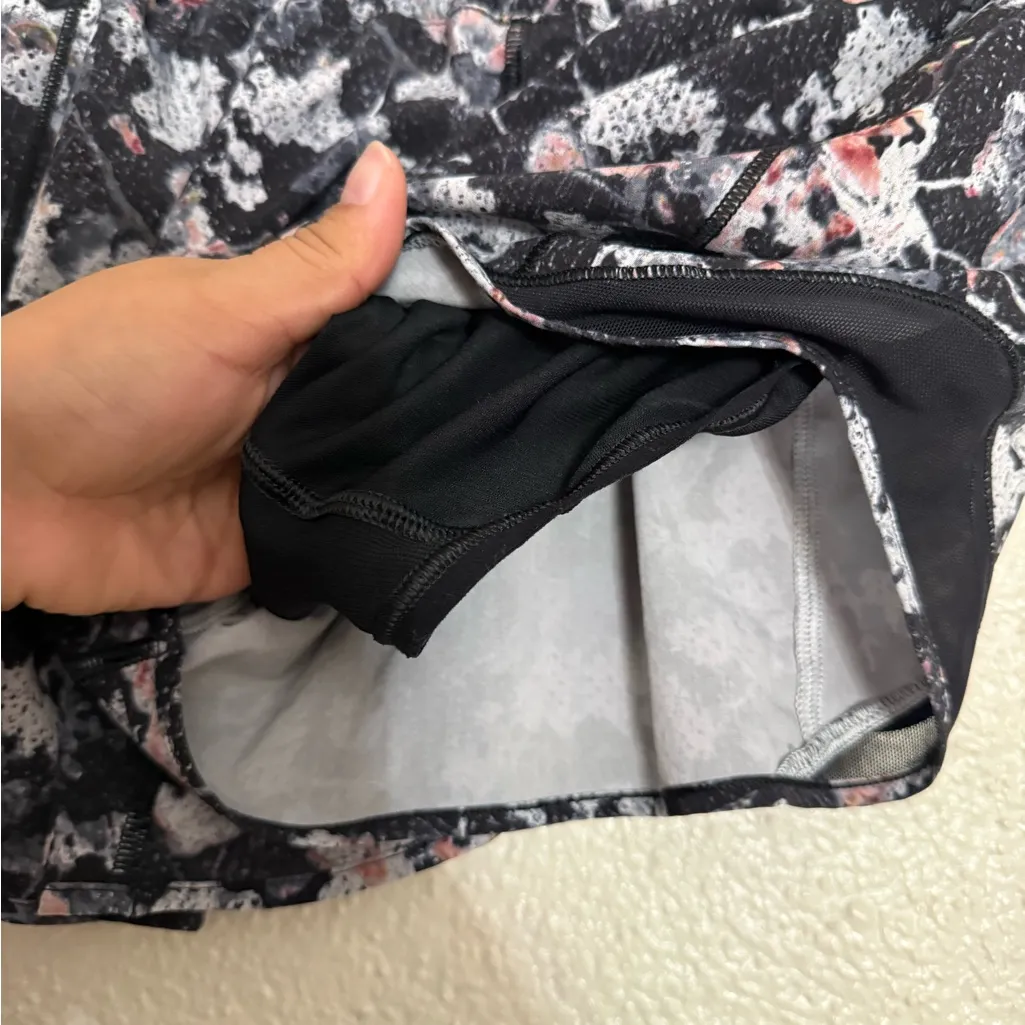 Lululemon Floral Print Hotty Hot Run Shorts size 6 tall black and grey color - Image 5