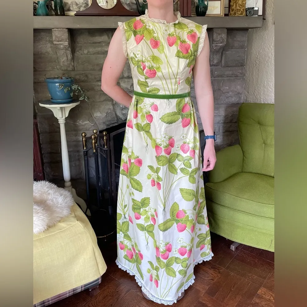 Thrilling 70s maxi dress botanical strawberry print near deadstock condition Size 4 - Image 6