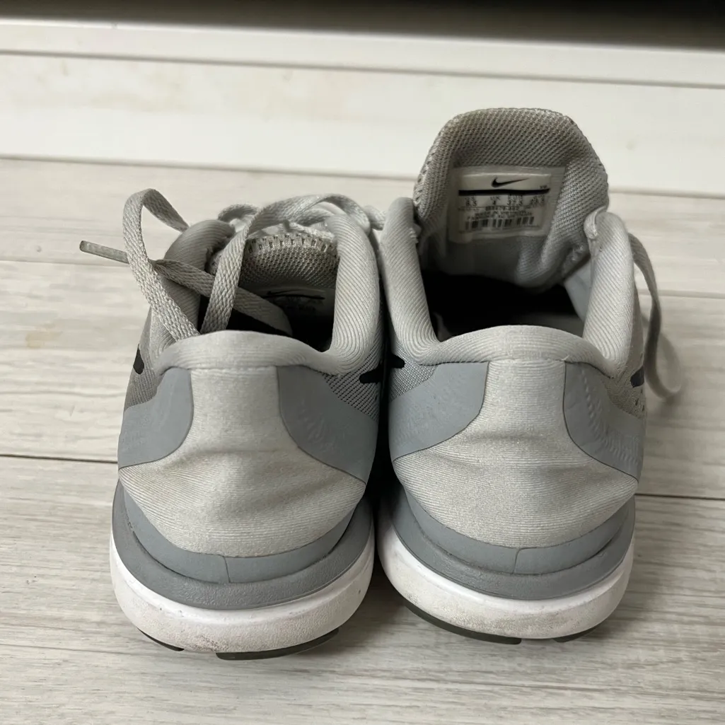 Nike Flex 2017 RUN woman’s Size 6.5 Pure Platinum Gray sneakers - Image 3