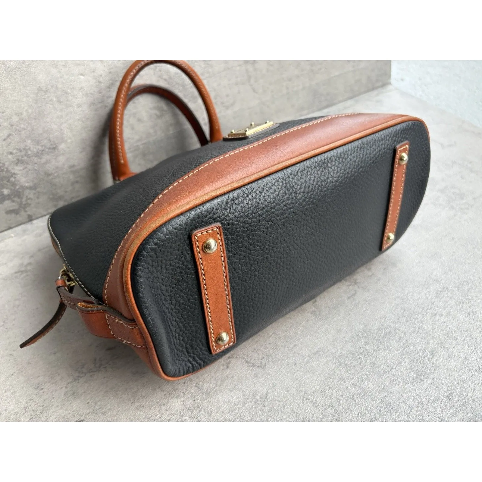 VTG Dooney & Bourke Pebble Grain Zip Leather Dome Satchel Top Handle Bag- Black - Image 4