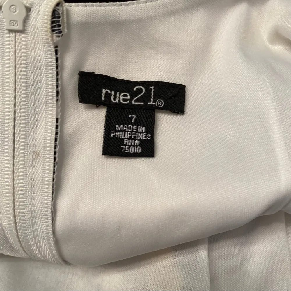 Rue21|| Yellow/black/ white floral party dress with pockets. - Image 9