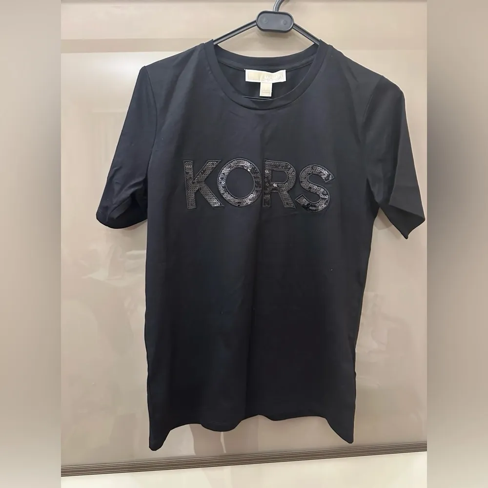 NWT Michael Kors women’s black logo tshirt size small - Image 4