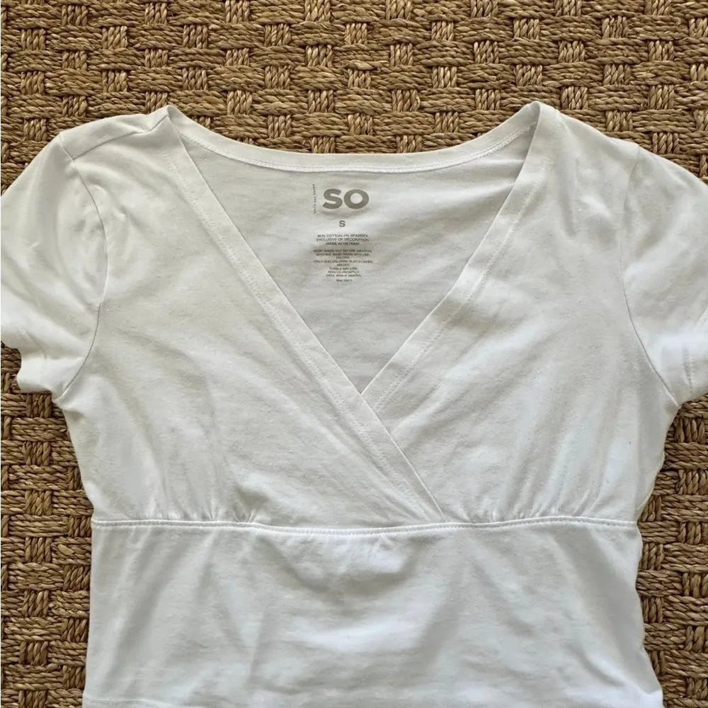 SO White Small V Neck Cropped Short Sleeve Top Juniors - Image 3