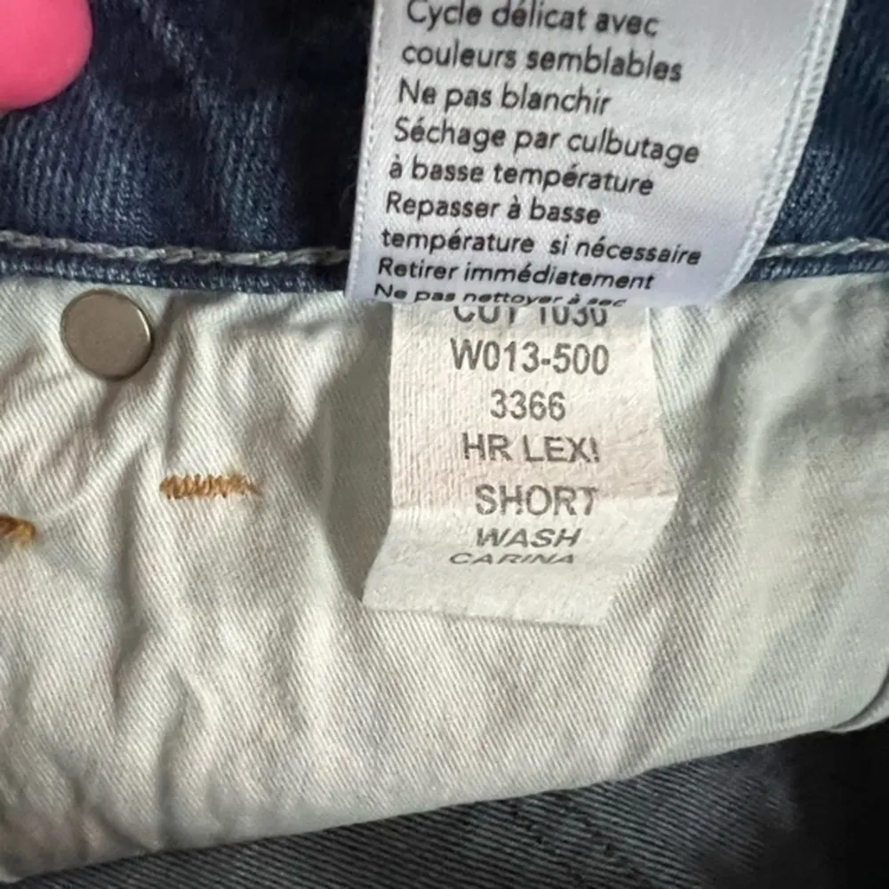 Le Jean High Rise Lexi Carina Medium Blue Raw Cut Hem Denim Jean Shorts 29 NWT - Image 8