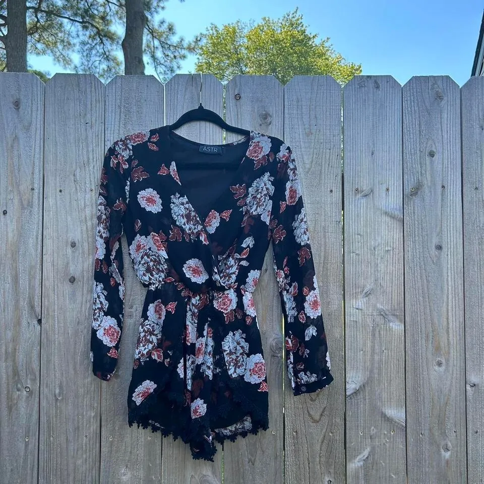 Beautiful long sleeve floral romper by Astr size‎ smal - Image 2