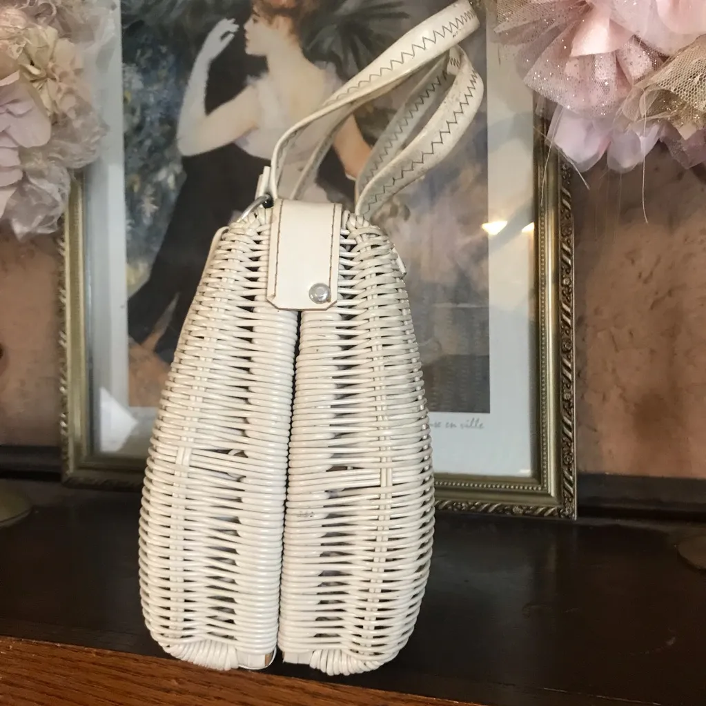 VINTAGE 1960'S STYLED BY BOUNTY WHITE WICKER WITH MAUVE & GRAY FAUX SUEDE BAG - Image 4