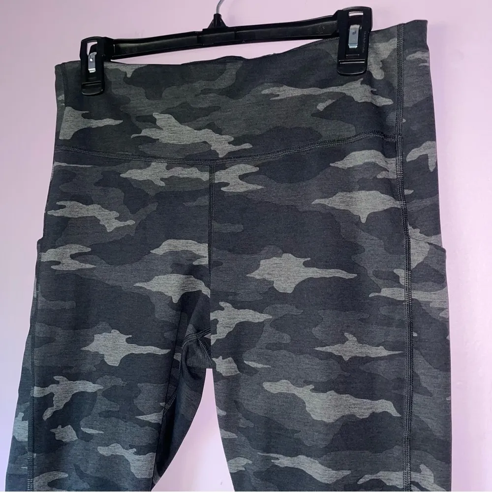 Athleta Size L Ultimate Stash Pocket Camo 7/8 Tight Gray Leggings - Image 2