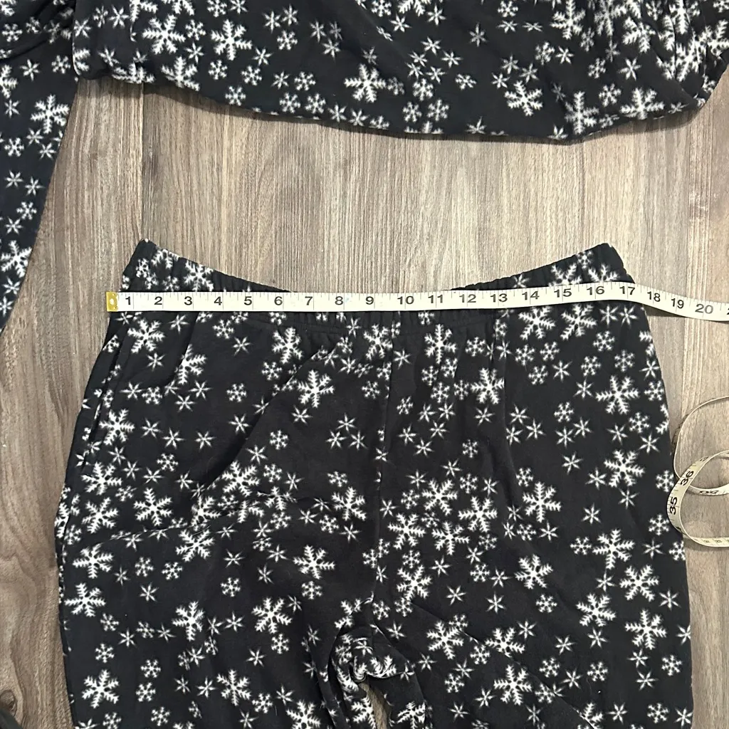Old Navy Women's Black and White Snowflake Pajama Set - Image 6