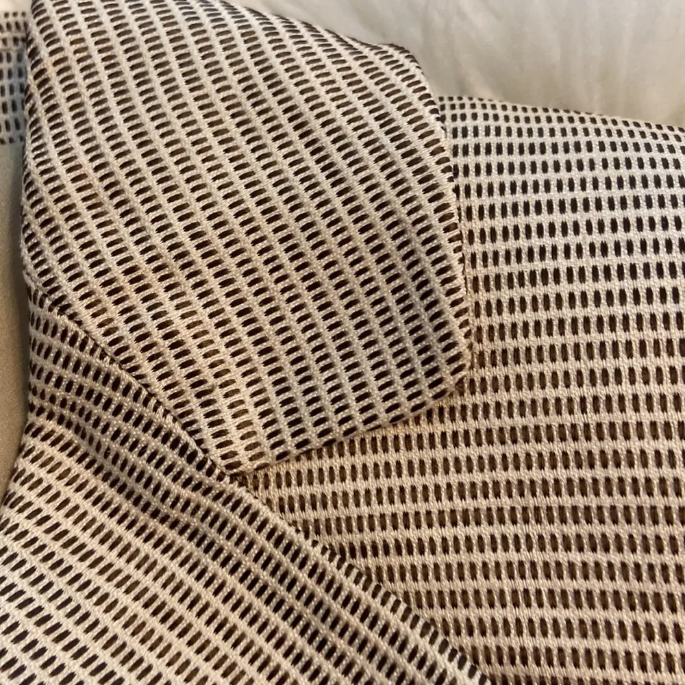 ARMANI COLLEZIONI  women’s blazer size 40 US size 8 per chart length 24” bust 32 - Image 11