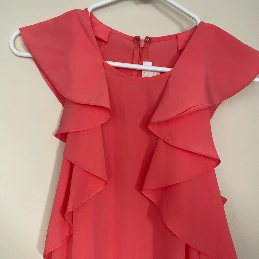 Charming Charlie EUC  Coral Pink Ruffle Front Sleeveless Cocktail Dress Sz Medium - Image 4