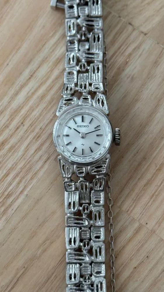 Seiko Vintage Mechanical Ladies Watch Silver Dial Base Metal Bracelet Works - Image 4