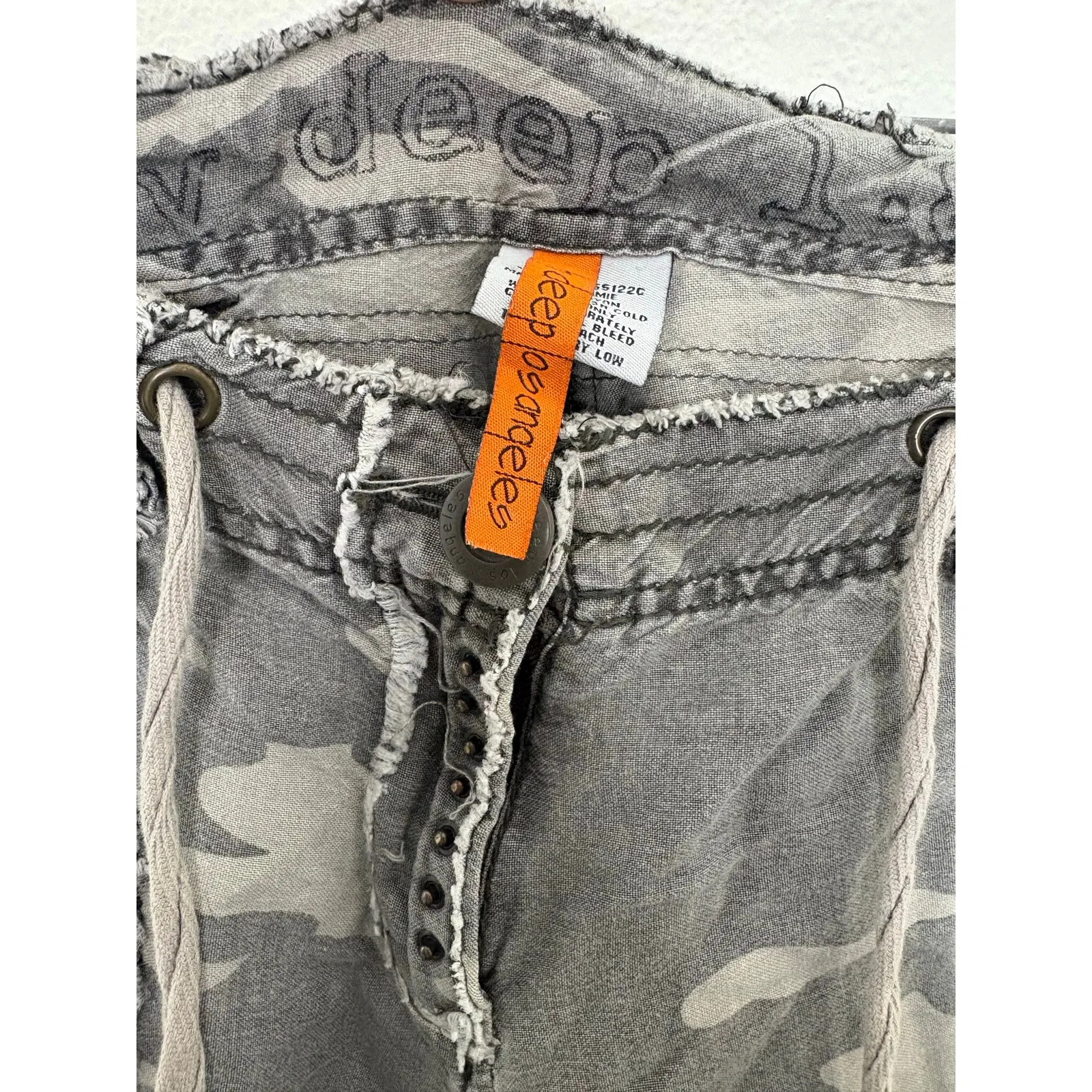 Vintage Y2K Deep Los Angeles Distressed Camouflage Cargo Capri Pants Size Medium Green - Image 5