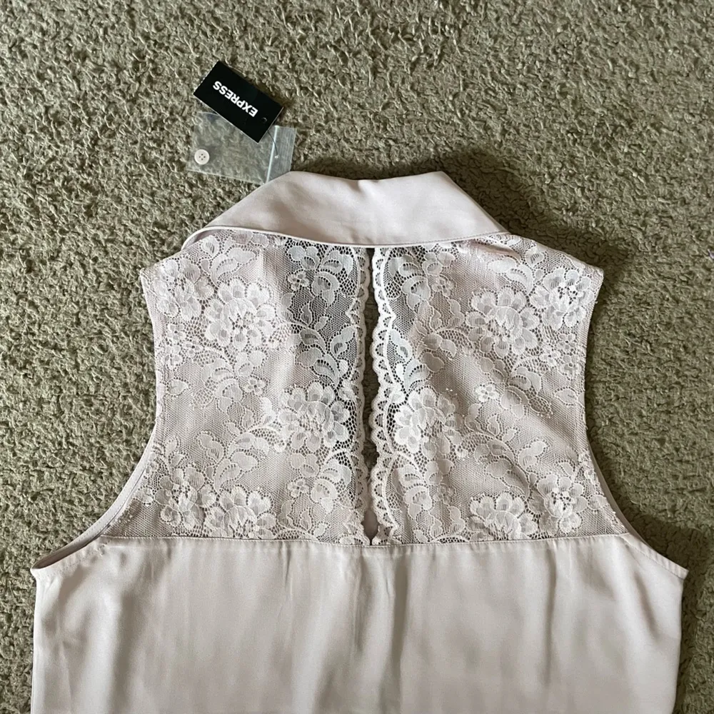 NWT Express Button-Up Blouse Collared Tank Top with Lace Back, Pink, Size Small - Image 8