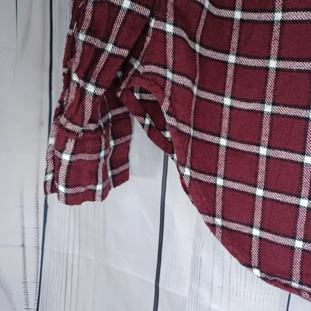 Hollister Women's Burgundy Plaid Casual Flannel Shirt - Image 9