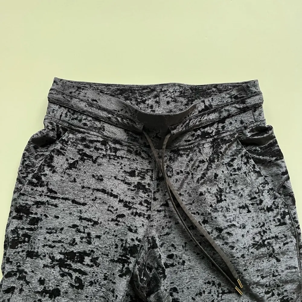 lululemon athletica Rare Ready to Crush High-Rise Velour Joggers Black- Size 6 - Image 8