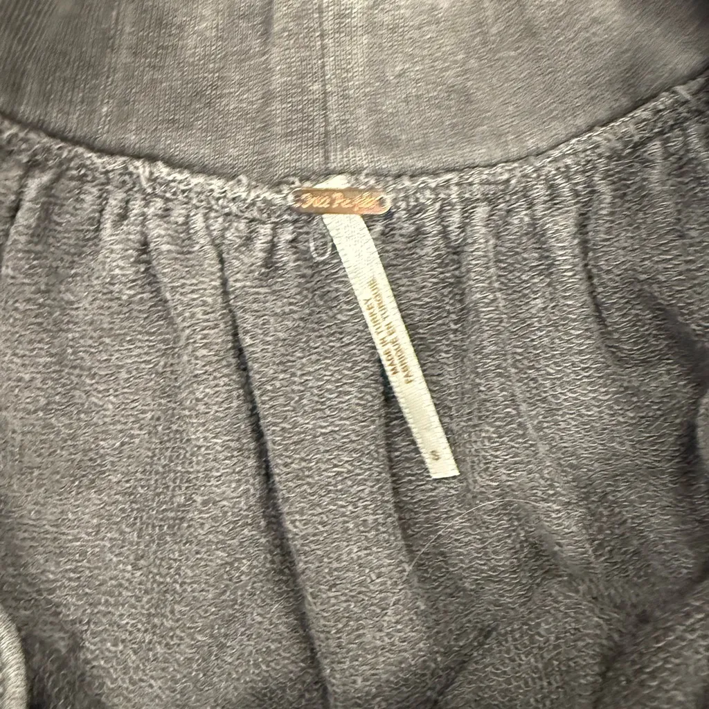 Free People Kiss Me Off the Shoulder Top in gray knit fabric - Image 4