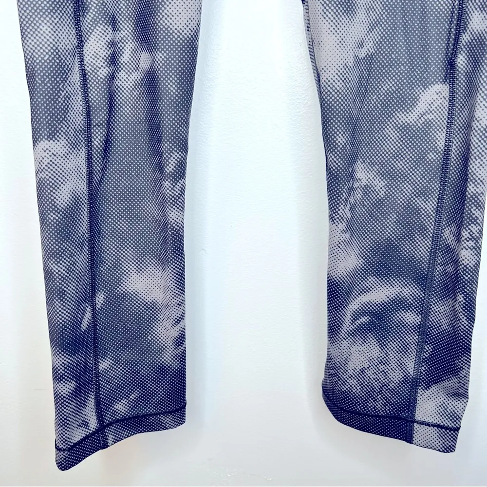 Athleta Ultimate Stash Pocket Printed Capri in Digital Grey Size S - Image 10