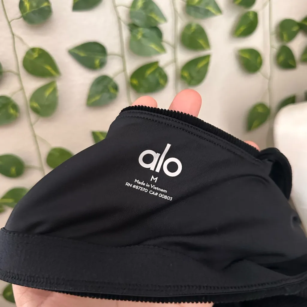 NWOT ALO YOGA Micro Corduroy Winter Break Bra medium - Image 3