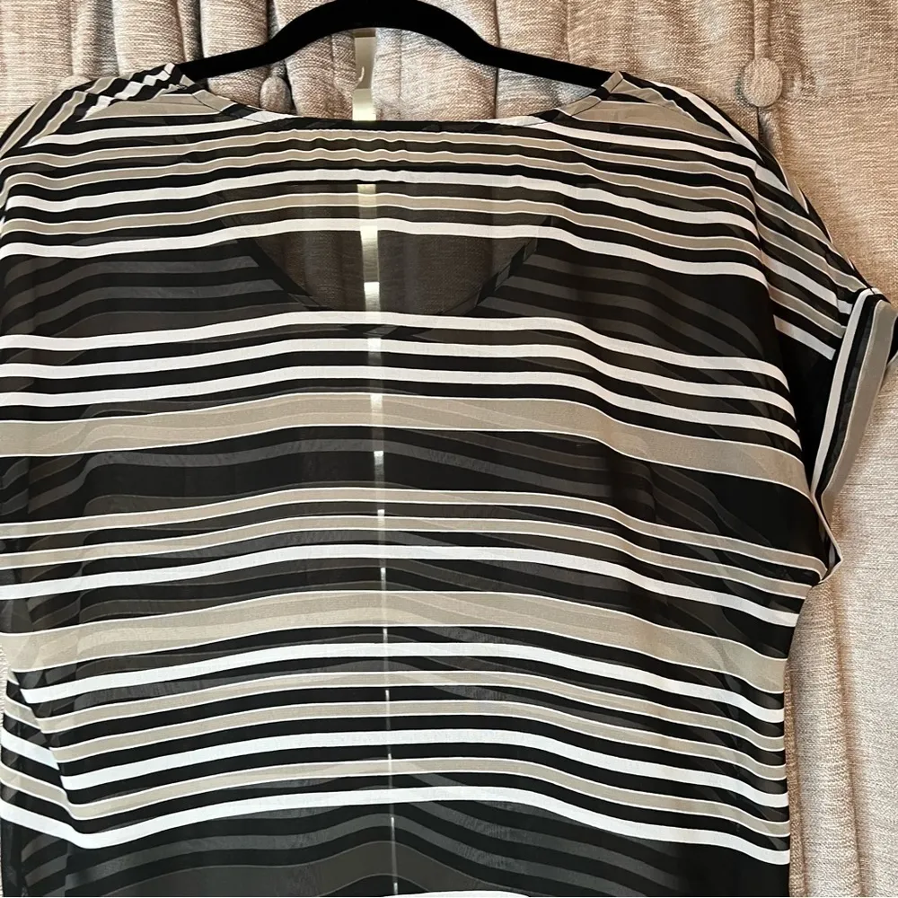 Soprano Black and Grey Stripe Short Sleeve Blouse Size Medium - Image 10