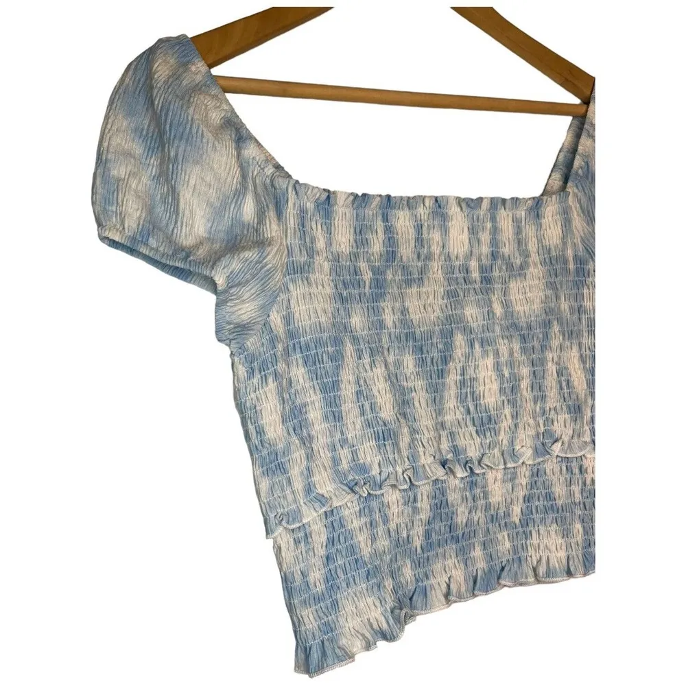 New Lush Womens Size Medium Cropped Top Smocked Cap Puff Sleeve White Blue Swirl - Image 5